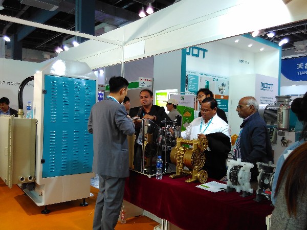 91抖音黄版APP破解版展会与国际友人交流